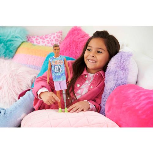 Ken Fashionistas: Bambola con Protesi alla Gamba e Look Trendy - immagine 6