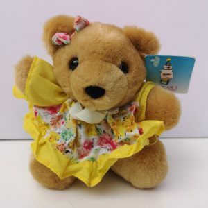 Peluche piccola orsetta in abito giallo